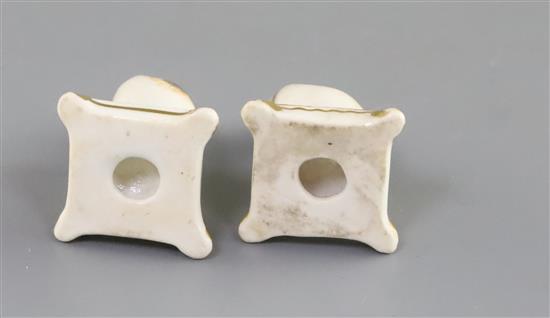 Two Rockingham porcelain toy figures of cats, c.1826-30, H. 3.8cm and 3.5cm
